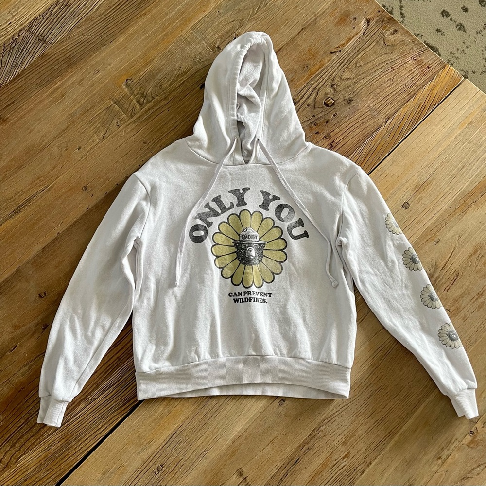 Cream Hoodie Jacket Sz XS. Pre-owned, in excellent condition.